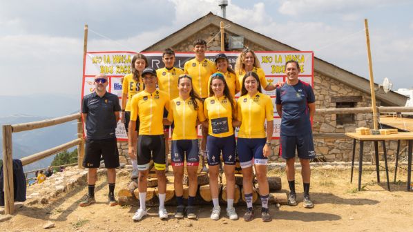 Corredores del Extremadura-PetroGold durante una prueba nacional de XCO