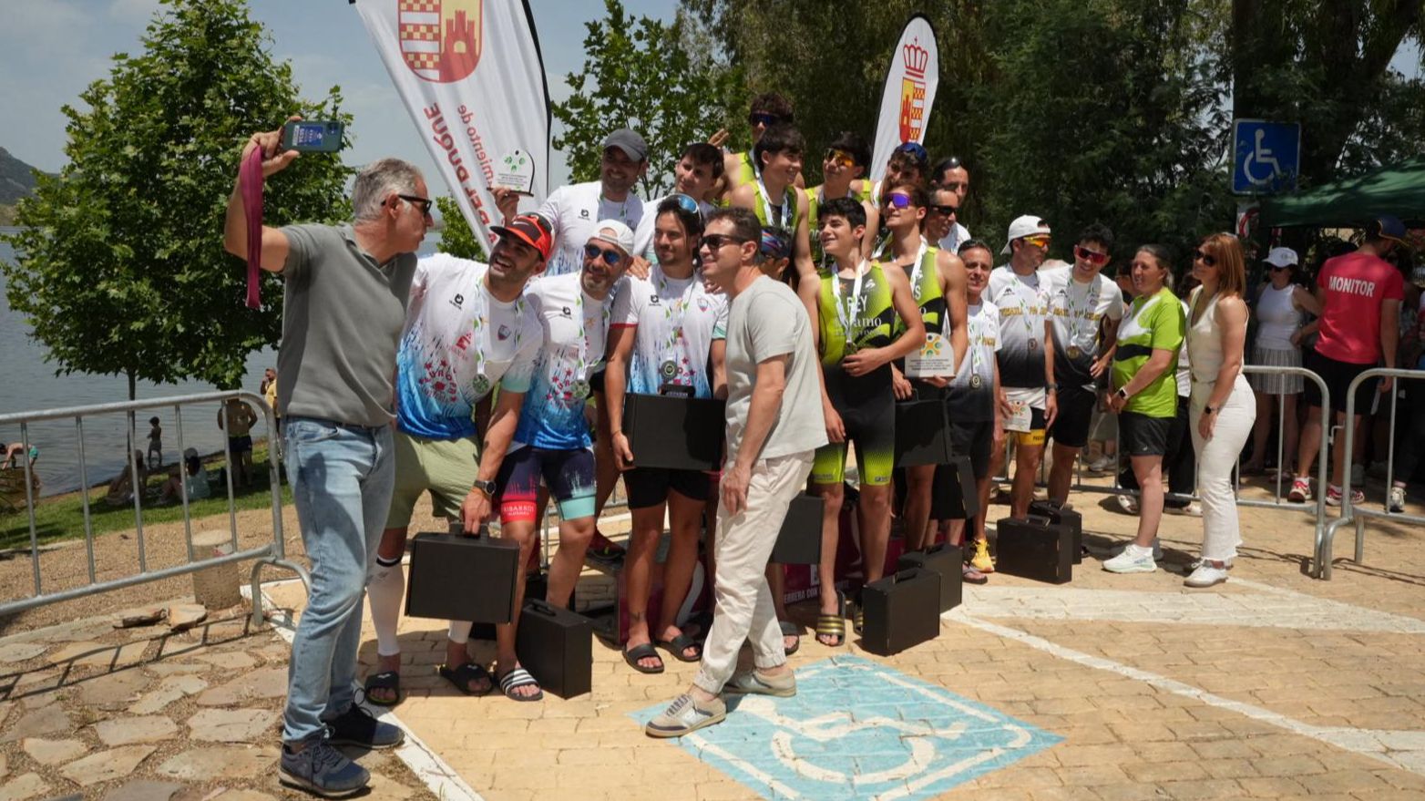 Equipo Triatlón Don Benito celebrando el título de Extremadura de triatlón contrarreloj por equipos
