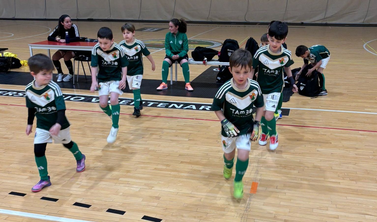 Jugadores prebenjamines del Cacereño A en un partido de fútbol sala en Cáceres