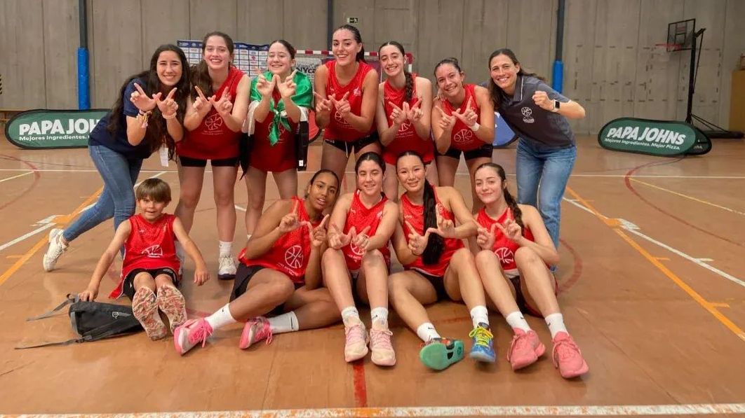 Equipo femenino del Colegio San Antonio de Cáceres en la Final Nacional de la Copa Colegial