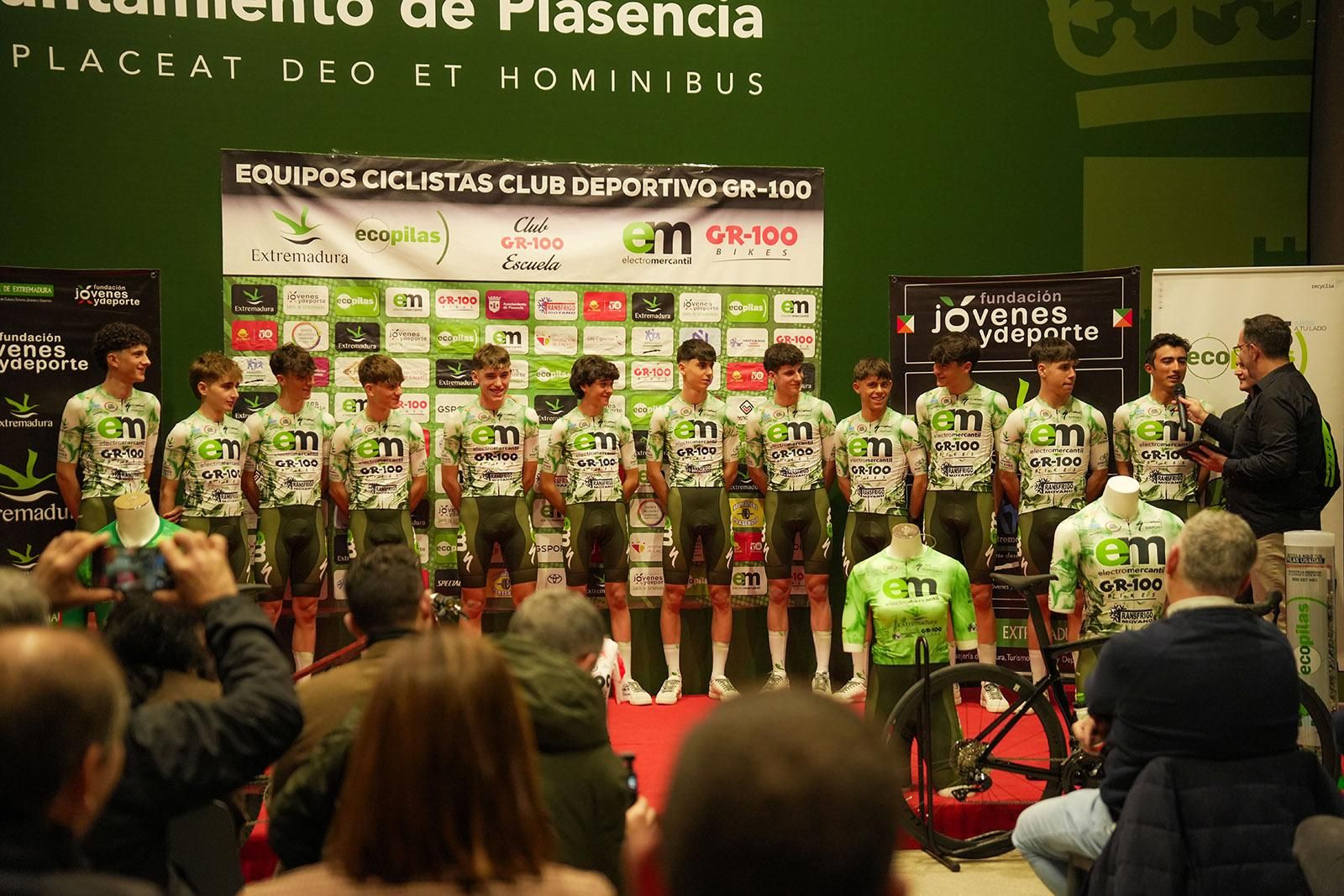 Ciclistas del Electromercantil-GR100 antes de competir en Cantabria y Sevilla