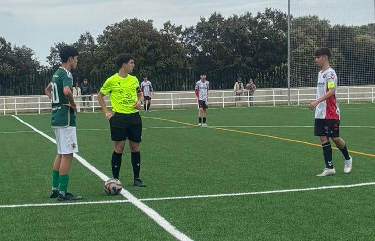 Partido de fútbol cadete entre Cacereño C y Vedruna en El Cuartillo