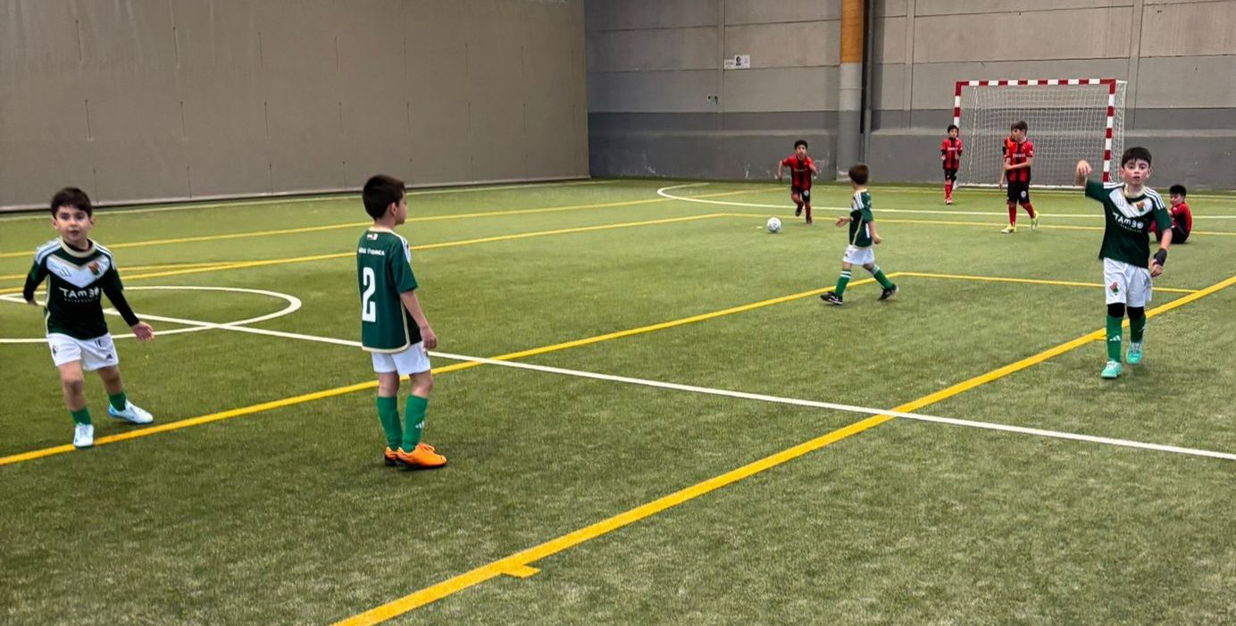 Jugadores prebenjamines del Vedruna y del Cacereño durante un partido Judex