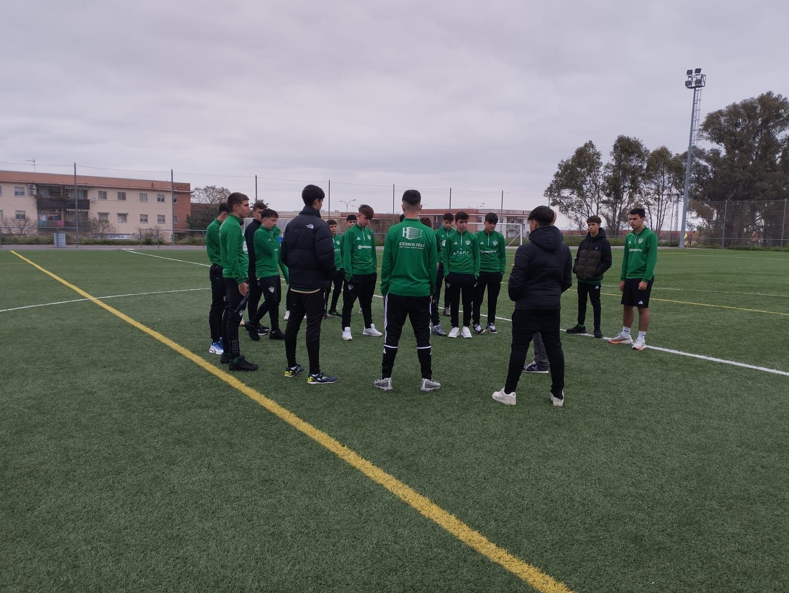 Jugadores del Cacereño y del Herrera disputan un balón en el Manuel Sánchez Delgado