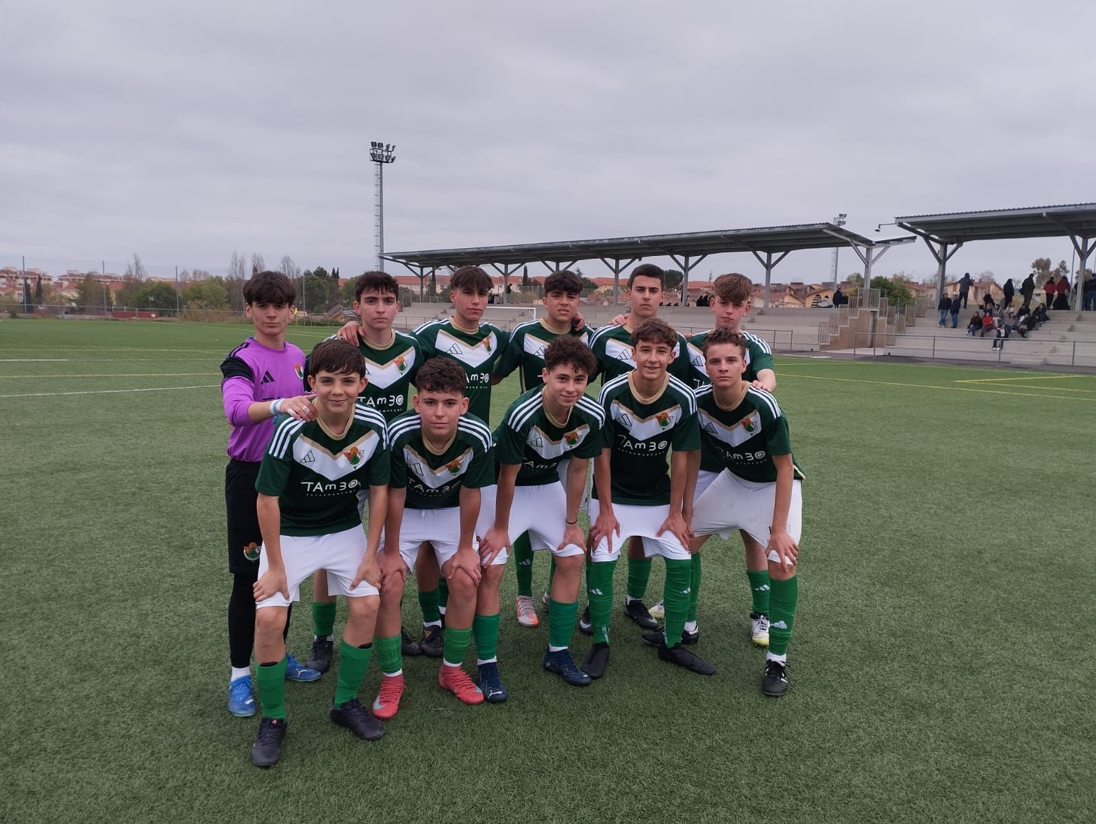 Jugadores del Cacereño y del Herrera disputan un balón en el Manuel Sánchez Delgado