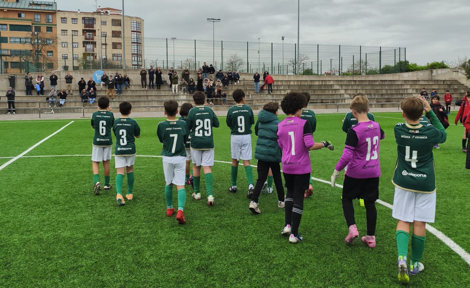 Jugadores del Cacereño y del Nuevo Cáceres en un duelo de fútbol 7 alevín en Cáceres