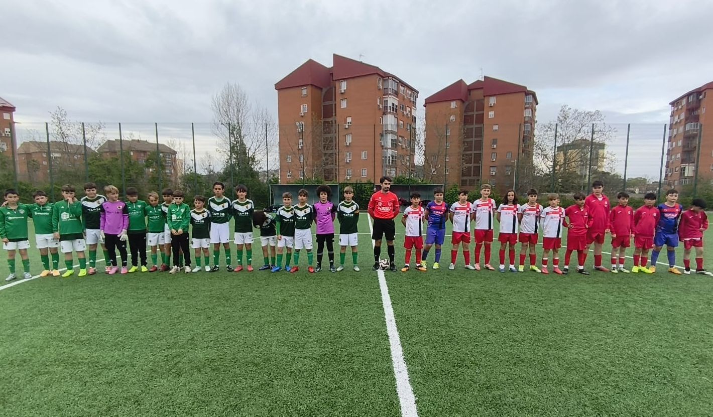 Jugadores del Cacereño y del Nuevo Cáceres en un duelo de fútbol 7 alevín en Cáceres