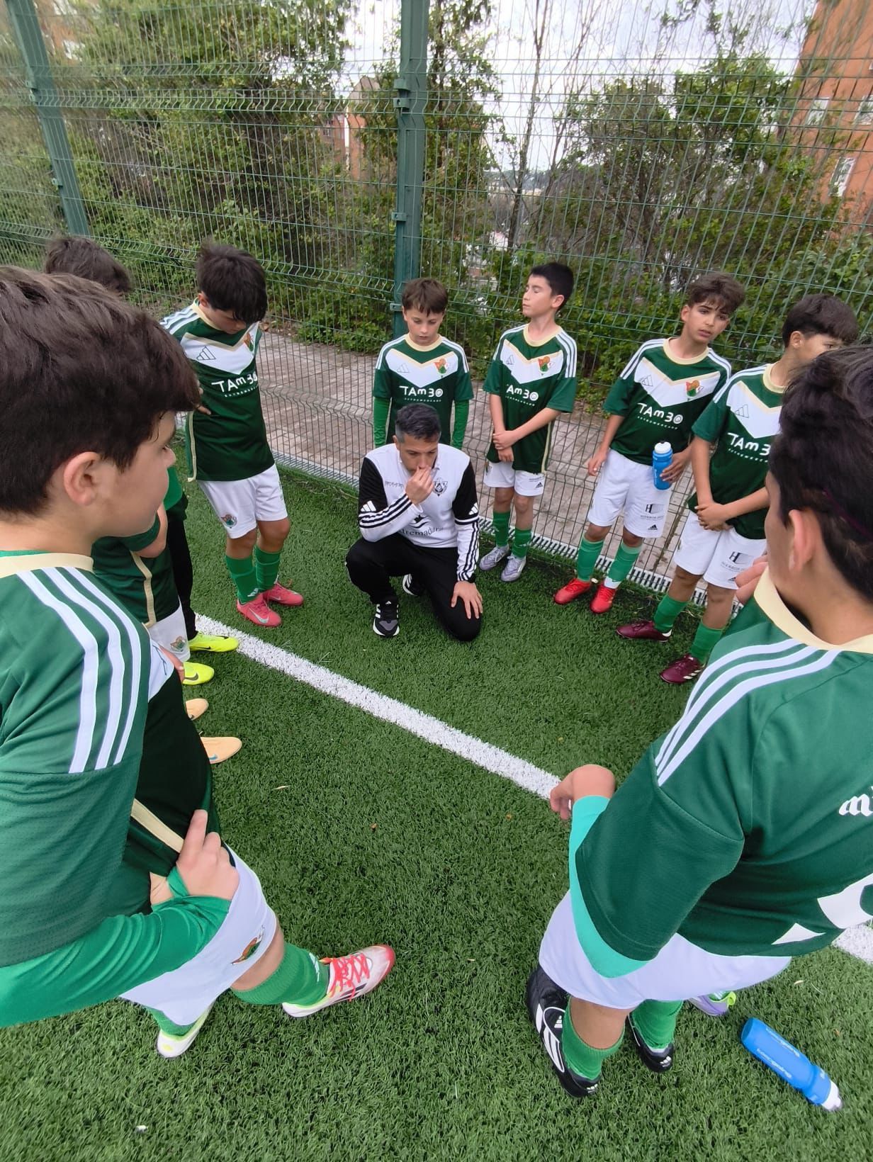 Jugadores del Cacereño y del Nuevo Cáceres en un duelo de fútbol 7 alevín en Cáceres
