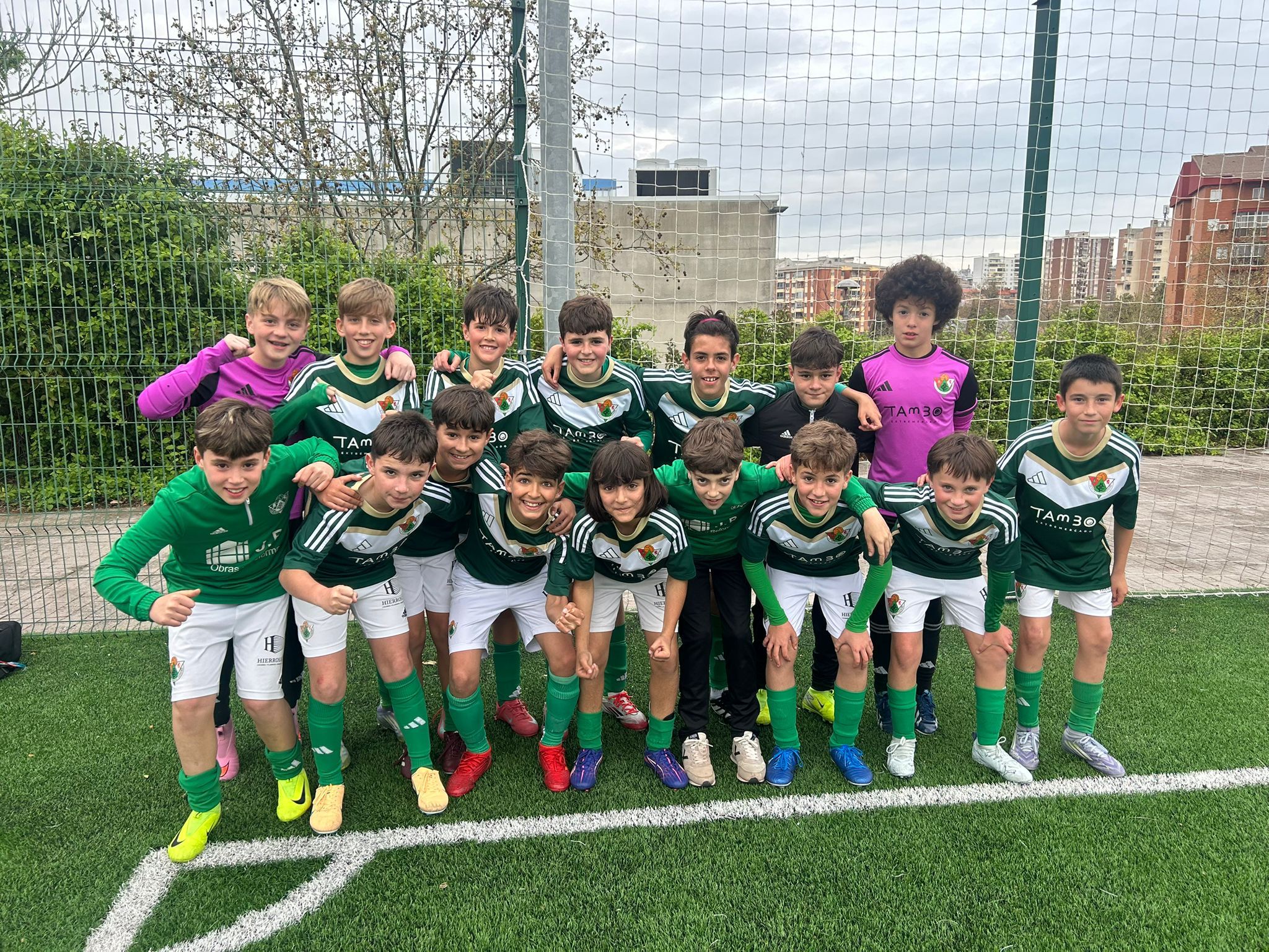Jugadores del Cacereño y del Nuevo Cáceres en un duelo de fútbol 7 alevín en Cáceres