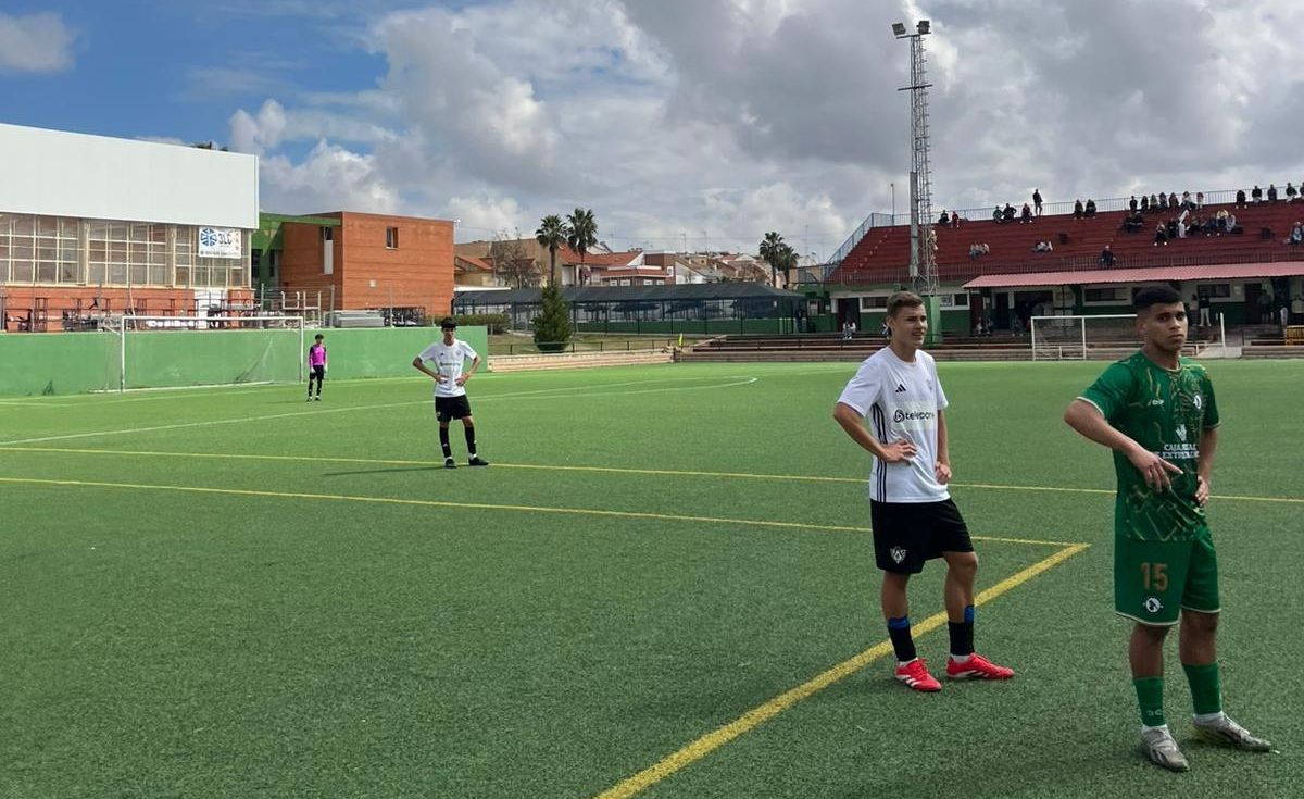 Partido entre Extremadura Fútbol Base y Cacereño Tambo B en categoría juvenil