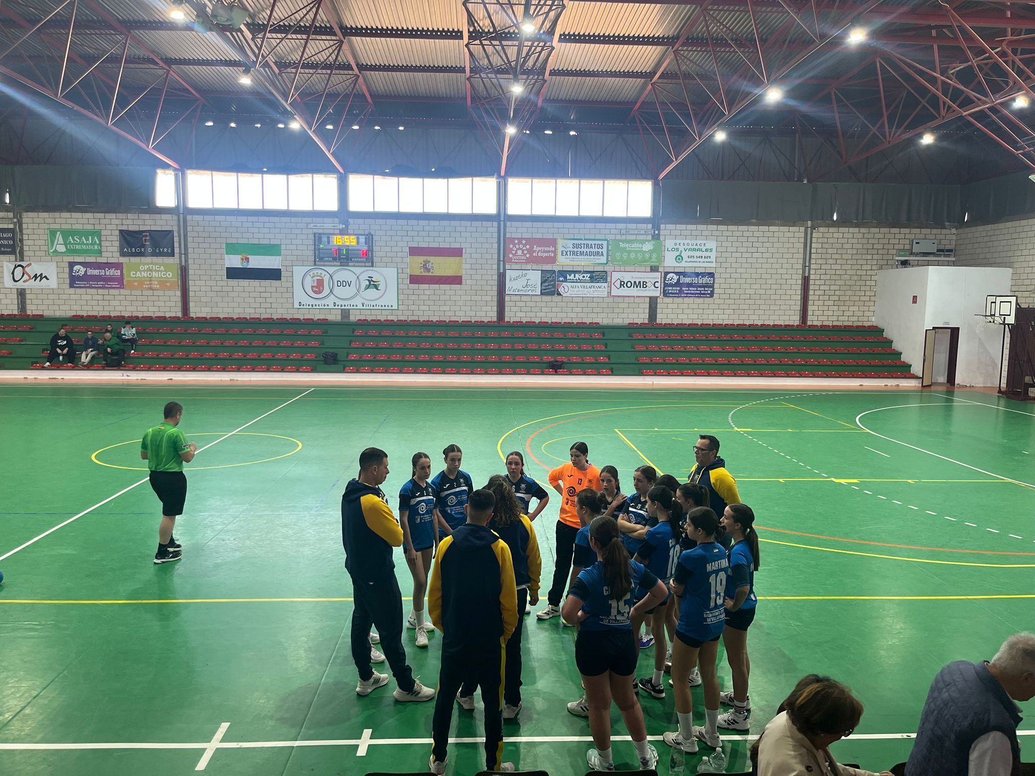 Jugadoras del Balonmano Ciudad de Villafranca celebran el liderato de la fase regular infantil