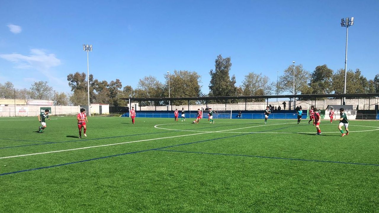 Encuentro juvenil de fútbol entre el Cacereño Tambo C y el Torreorgaz en Cáceres
