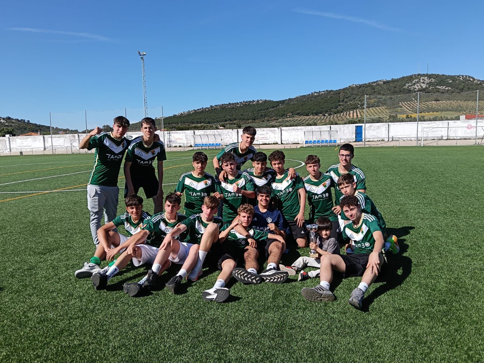 El Cacereño B cadete celebra su triunfo en el III Torneo Cantera Fernando Pacheco
