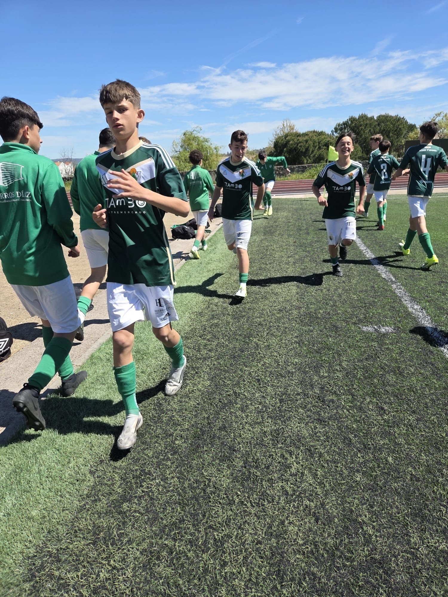 El Cacereño Infantil A celebra su título en el IV Torneo Diego Honrado