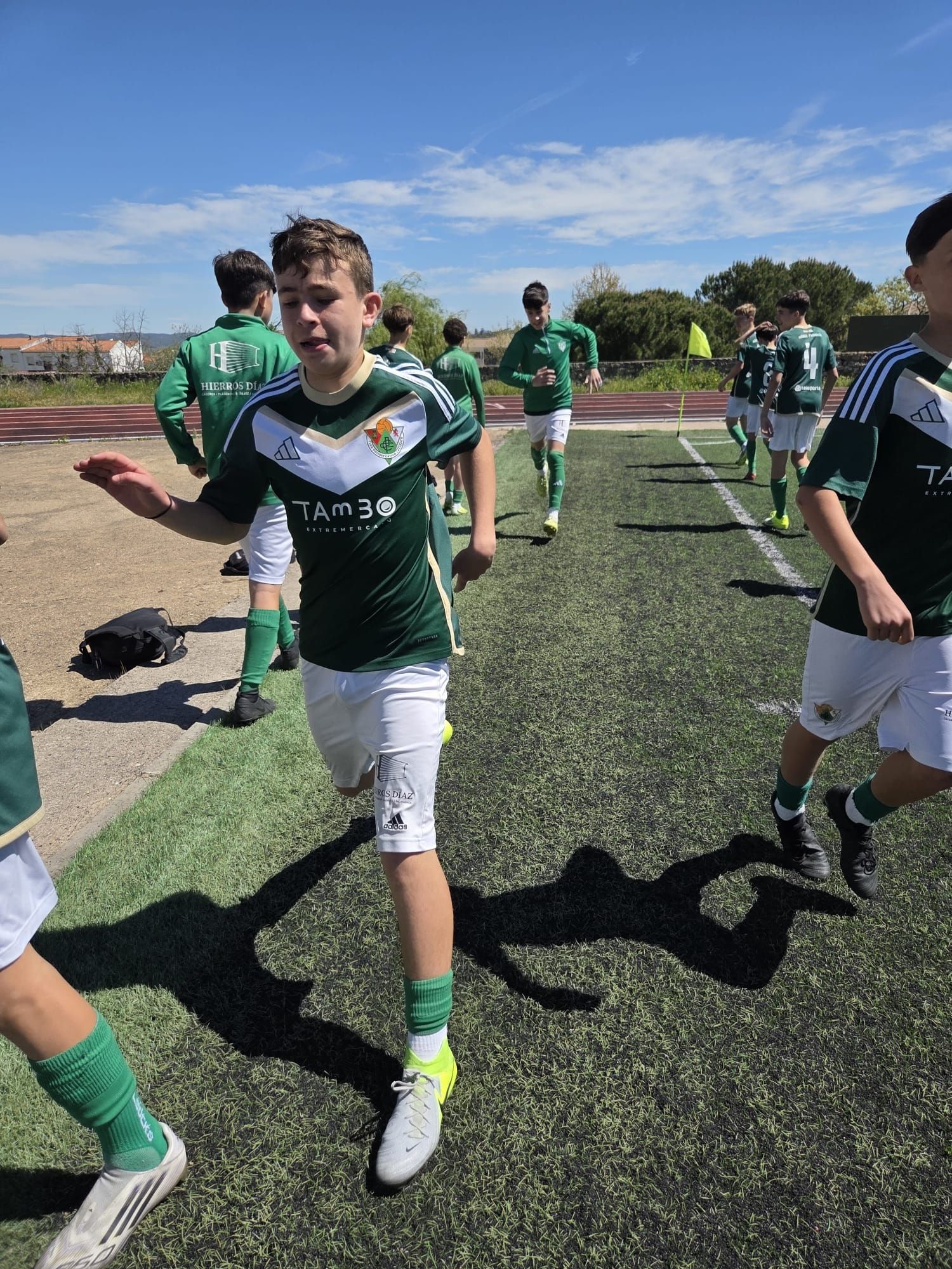 El Cacereño Infantil A celebra su título en el IV Torneo Diego Honrado