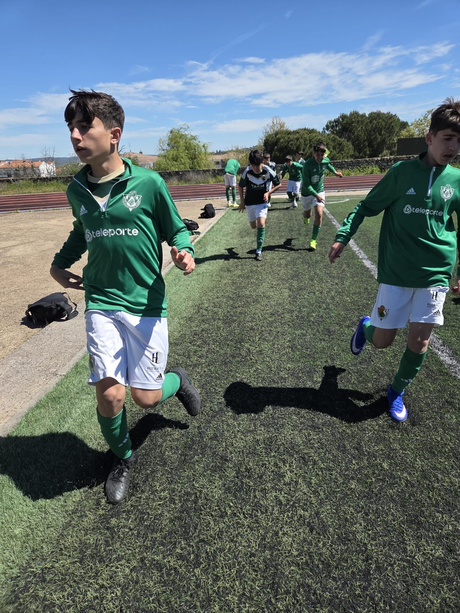El Cacereño Infantil A celebra su título en el IV Torneo Diego Honrado
