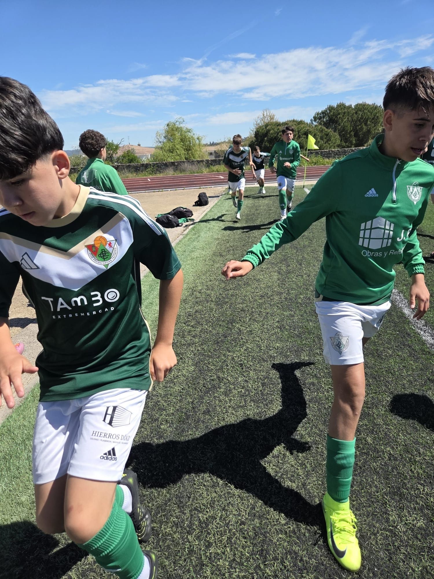 El Cacereño Infantil A celebra su título en el IV Torneo Diego Honrado
