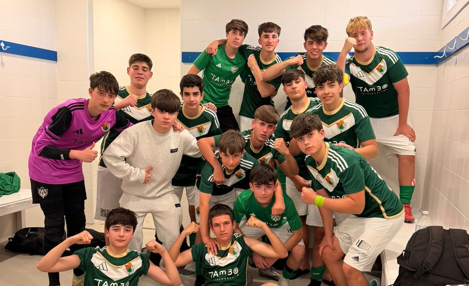 Los jugadores del Cacereño celebran la victoria.