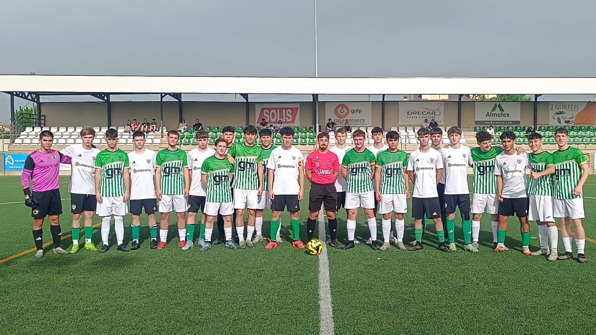 Jugadores de Torreorgaz y Cacereño junto al árbitro durante el protocolo Lazos