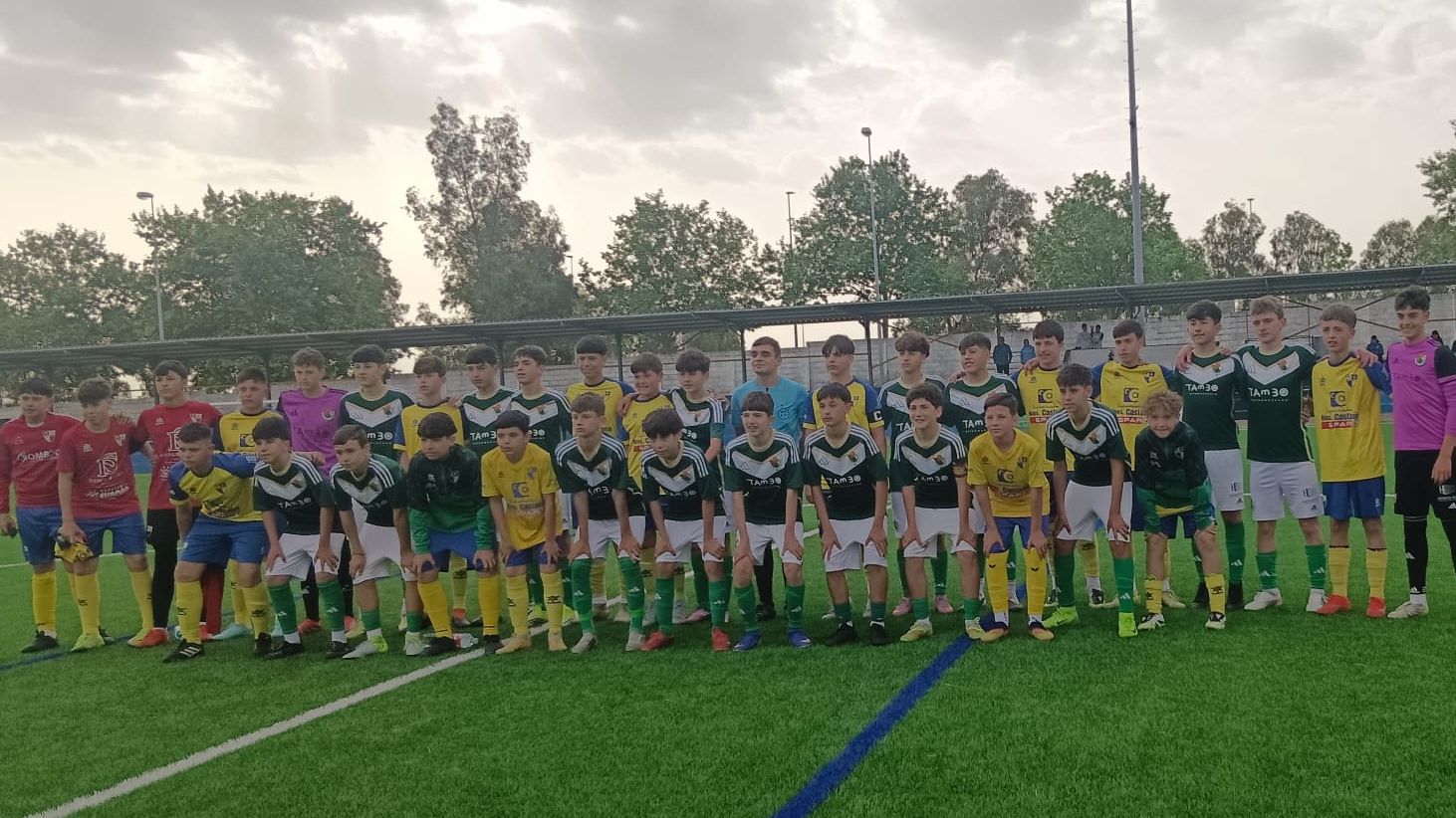 Jugadores de Cacereño y Villafranca junto al árbitro del partido durante el protocolo Lazos.
