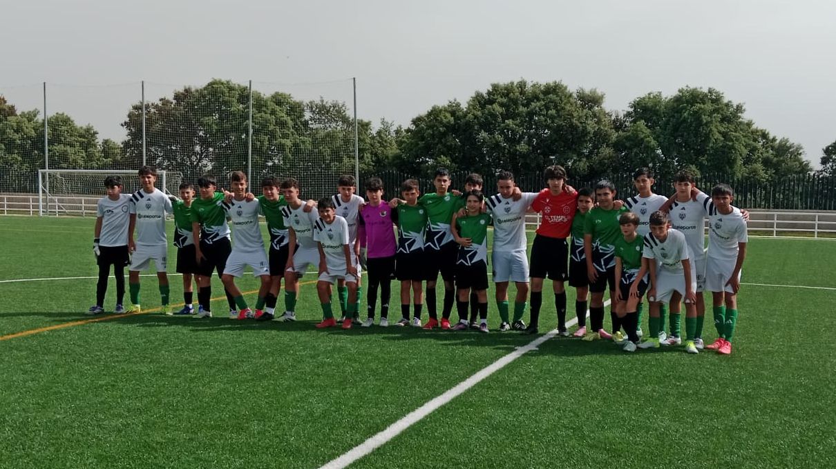Jugadores de Cacereño y Colegio Extremadura durante el protocolo Lazos.