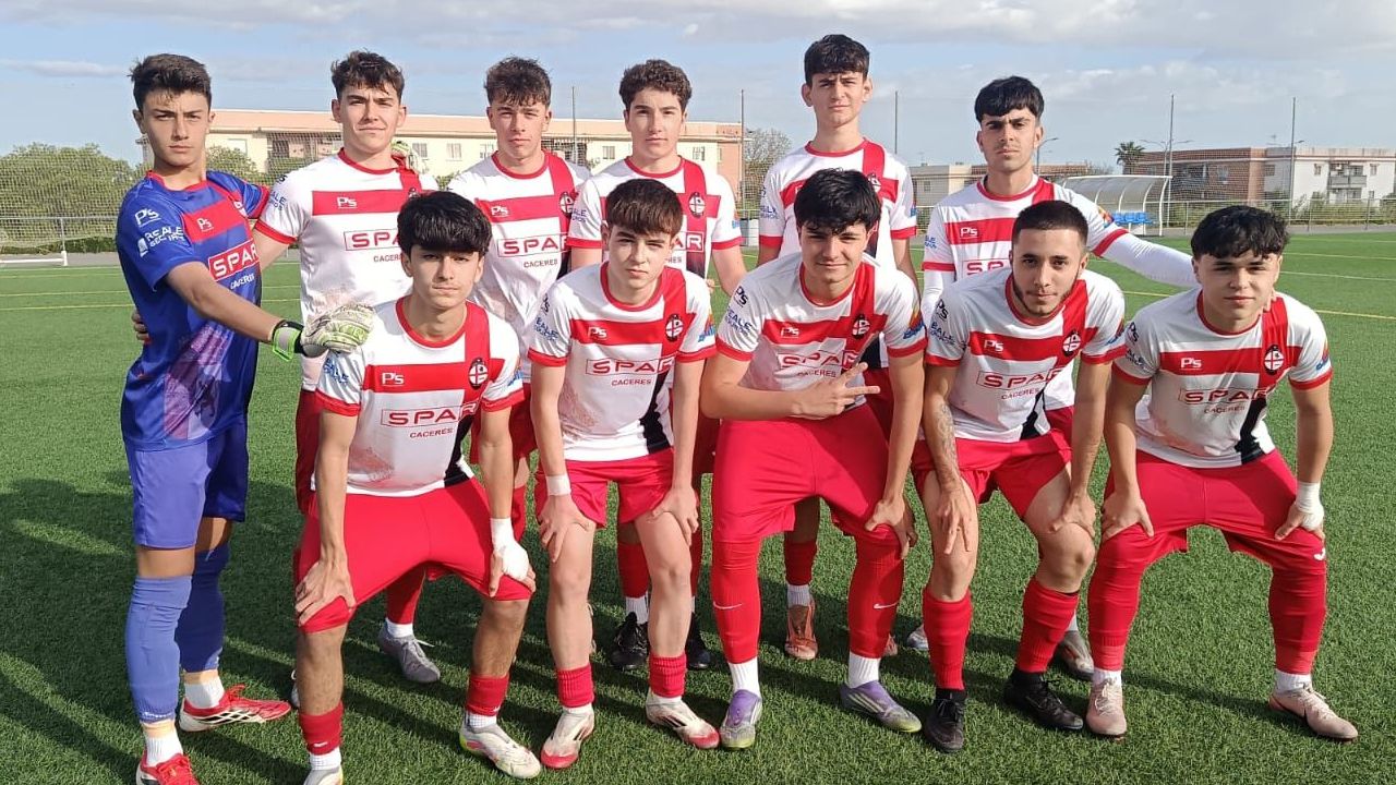 Jugadores del Nuevo Cáceres San Francisco en un partido juvenil en Cáceres