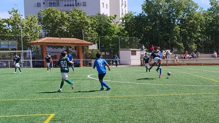 Jugadores del Cacereño C celebran un gol en su victoria ante el Pebetero Olímpico