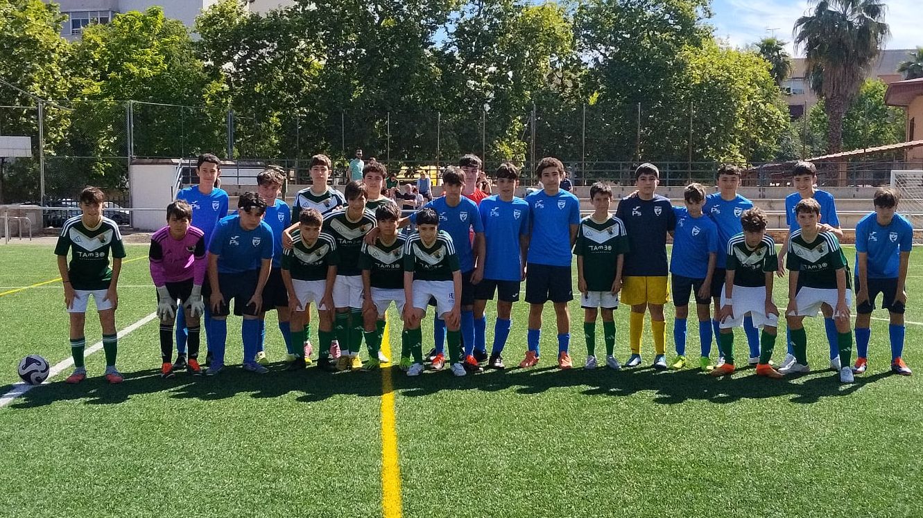Jugadores del Cacereño C celebran un gol en su victoria ante el Pebetero Olímpico