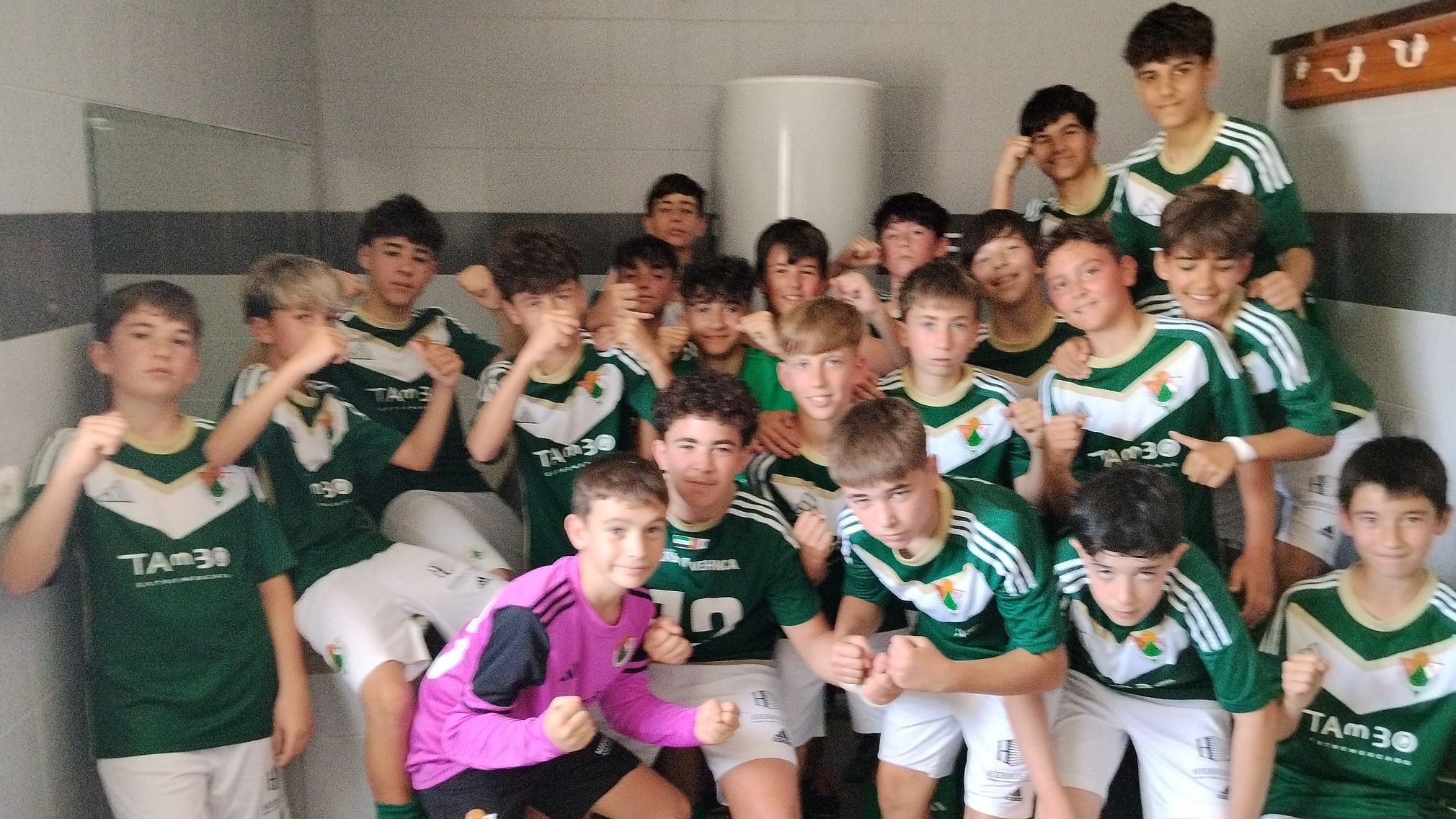 Jugadores del Cacereño C celebran un gol en su victoria ante el Pebetero Olímpico