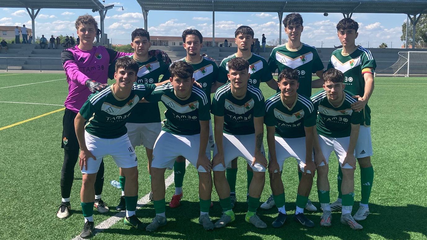 Jugadores del Cacereño juvenil celebran uno de los goles ante el Don Benito