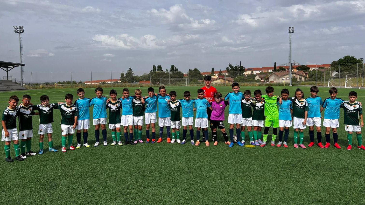 Jugadores benjamines del Cacereño y del Nazaret antes del último partido de liga