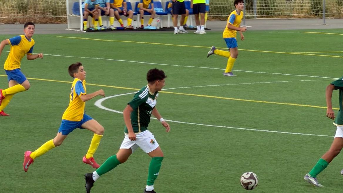 Acción del partido entre Cacereño F y Malpartida A en categoría cadete