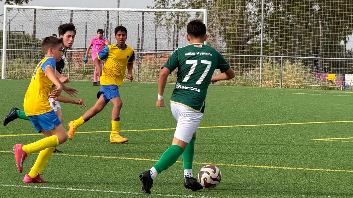 Acción del partido entre Cacereño F y Malpartida A en categoría cadete