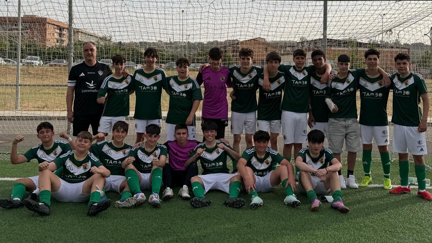 Equipo cadete del Cacereño F en la última jornada de Liga