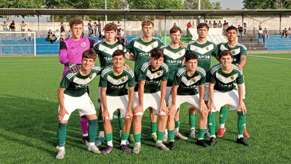 Acción de juego entre Vedruna y Cacereño en Liga Nacional Juvenil