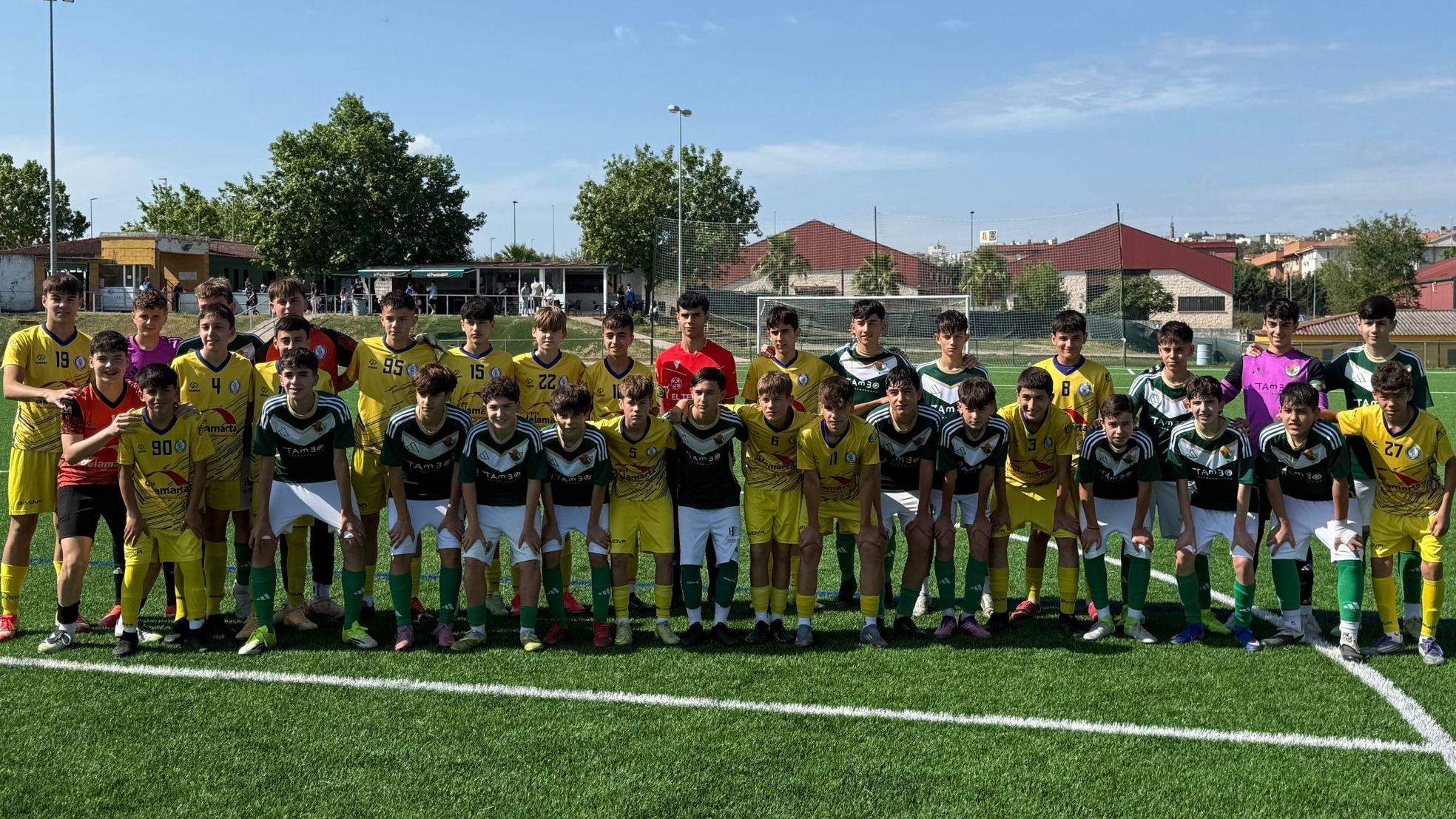 Jugadores de Cacereño y Atlético Romano junto al árbitro durante el protocolo Lazos