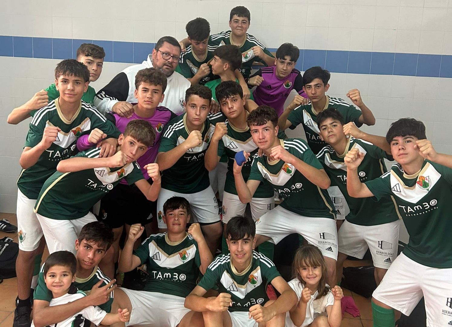 Los jugadores del Cacereño celebran la victoria en Valencia de Alcántara.