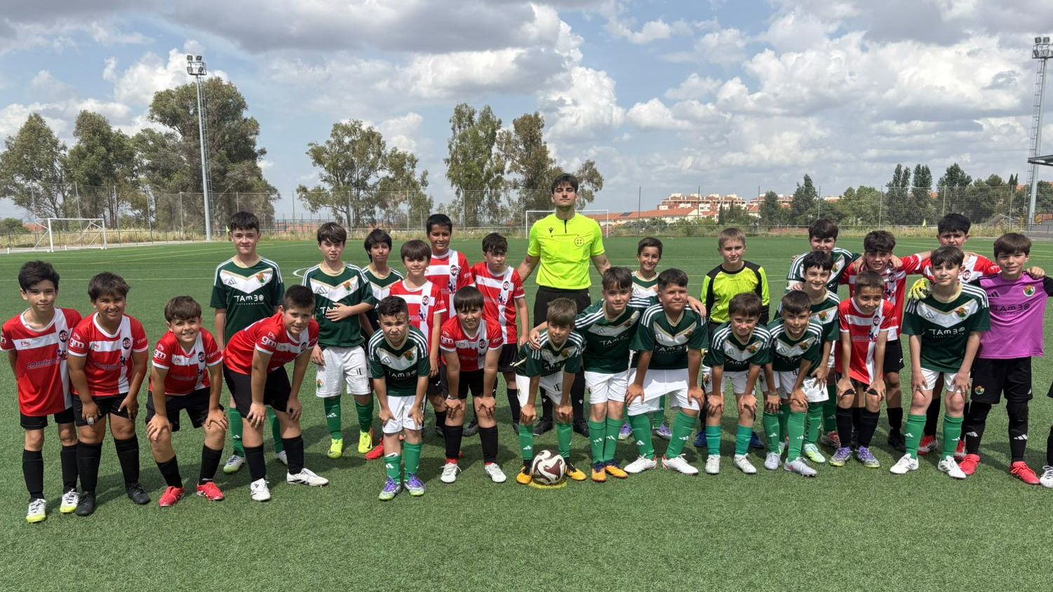 Jugadores de Cacereño y Nuevo Cáceres con el árbitro durante el protocolo lazos