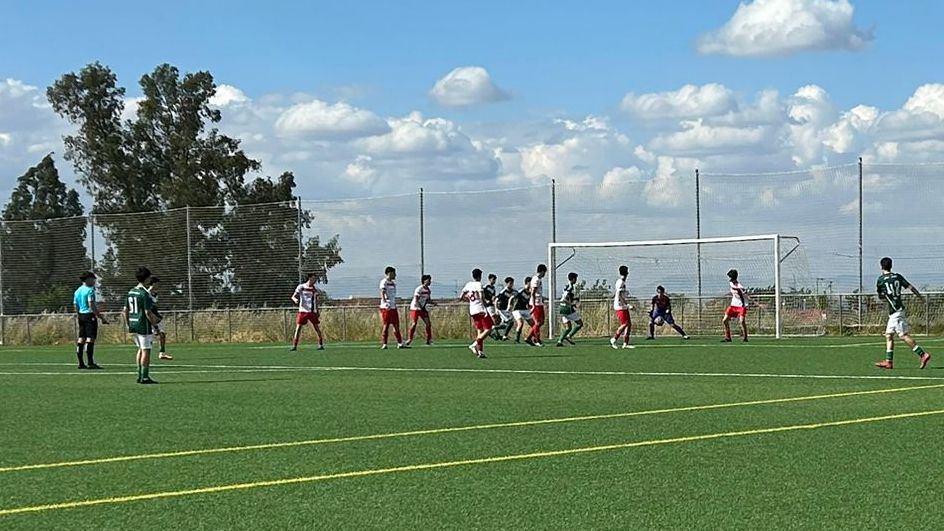 Jugadores del Cacereño C durante la última jornada juvenil