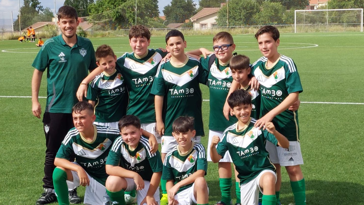 Jugadores del Cacereño E Midas celebrando una victoria en categoría alevín
