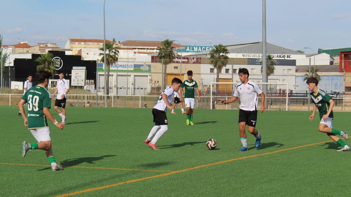 Jugadores del Cacereño B juvenil durante el partido ante el Mérida B
