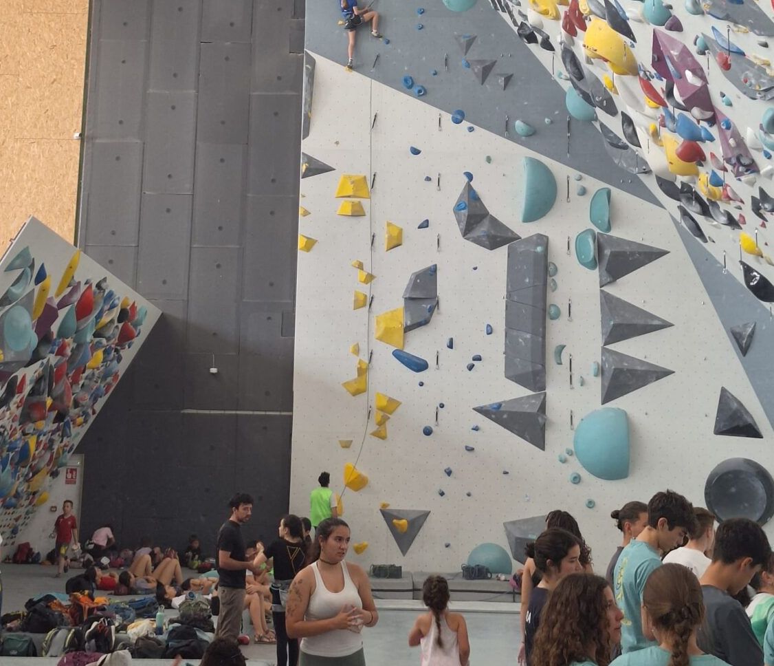 Deportistas compitiendo en la Final JUDEX de Escalada 2026 en el Rocódromo Alberto Ginés