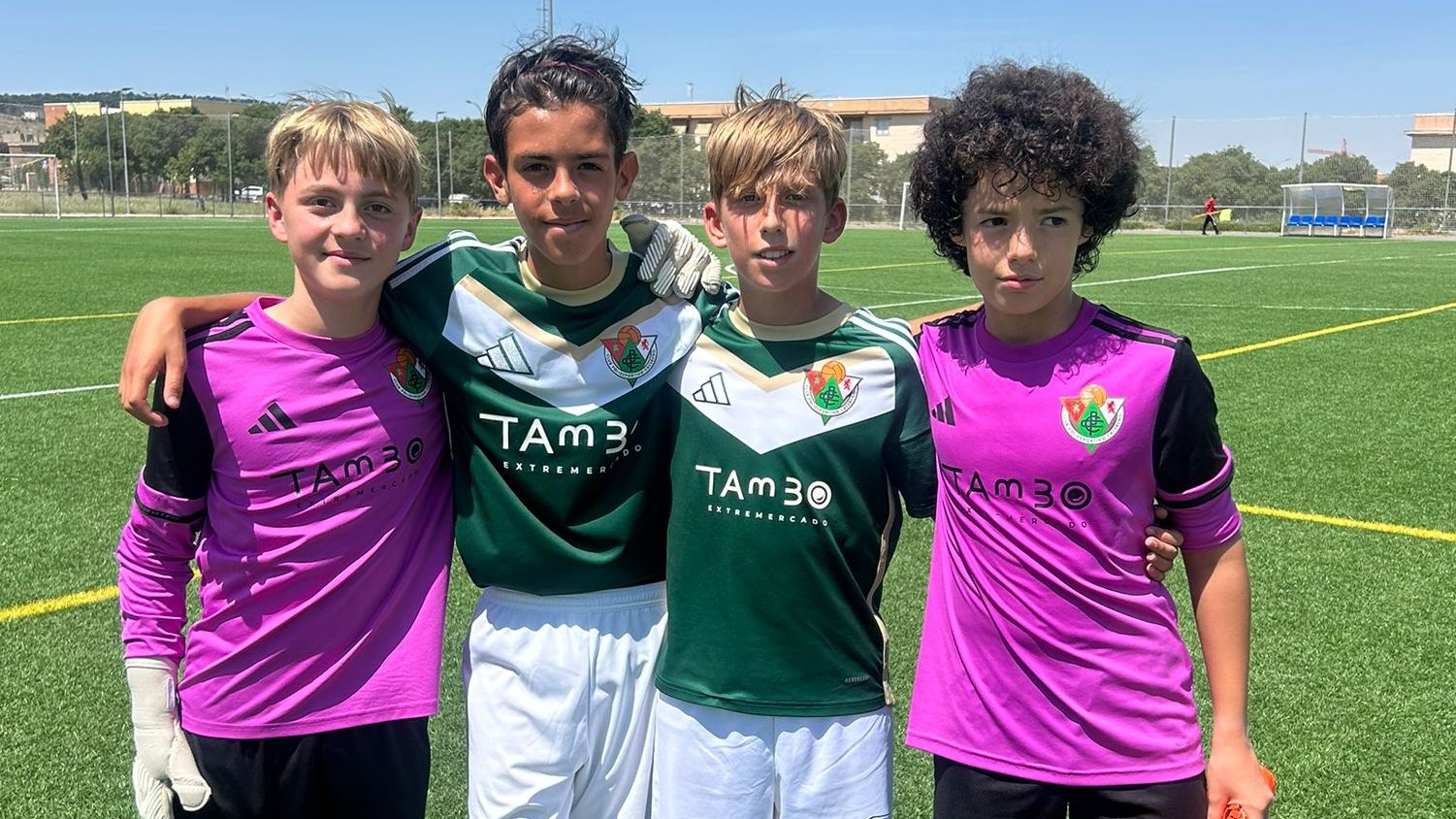 Alevines del Cacereño debutando con el Infantil A