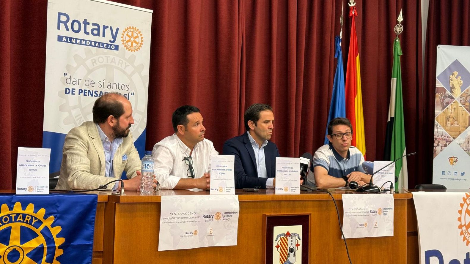 Representantes del Colegio San José, Rotary Club Almendralejo y Global Game durante la presentación del campus