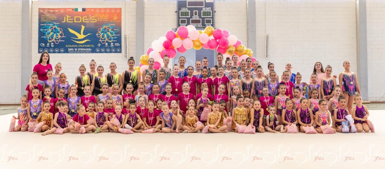 Gimnastas del Club Gimnasia Rítmica Zafra durante la exhibición de clausura