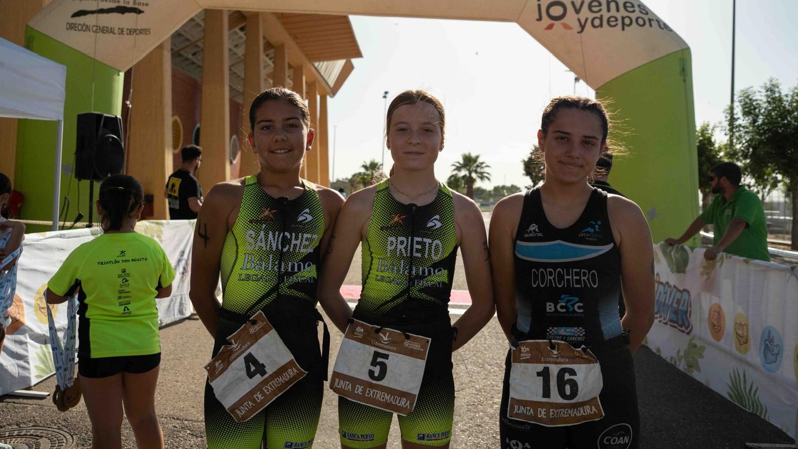 Jóvenes deportistas durante la final del Triatlón Divertido JUDEX Menores en Don Benito