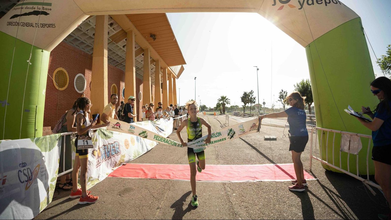 Jóvenes deportistas durante la final del Triatlón Divertido JUDEX Menores en Don Benito