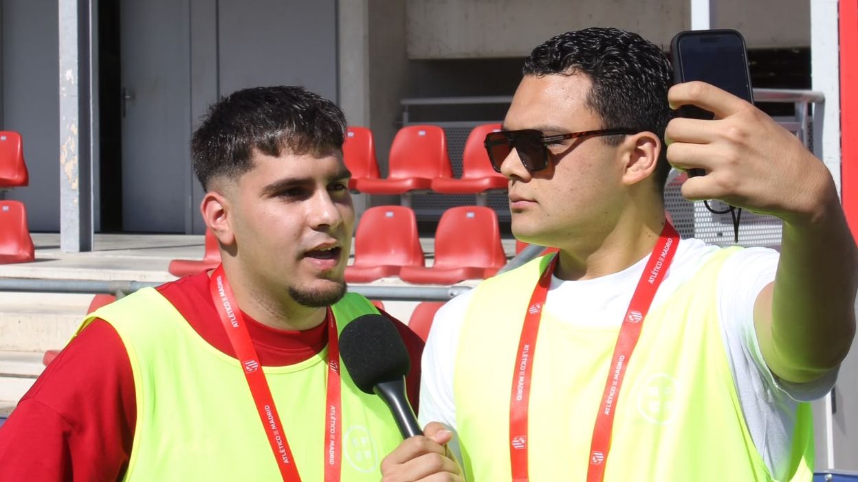 • Samuel Rodríguez trabaja acreditado en un estadio durante un encuentro de Primera Federación