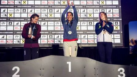 Paula de la Calle celebra el oro en la Copa del Mundo de Paraescalada de Innsbruck