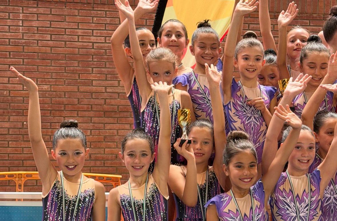 Expedición del Club Gimnasia Rítmica Zafra en su primera competición oficial